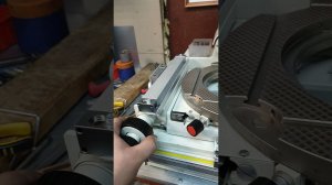 Устанавливаем на инстр. микроскоп (БМИ Carl Zeiss) устройство цифровой индикации и  линейки 1 мкм.