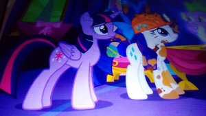 Маил Литл пони . Сумеречная искорка и Рарити помогают спайку отправится в земли драконов.