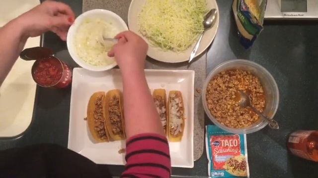 Tacos. Такос - американська страва мексіканського походження.