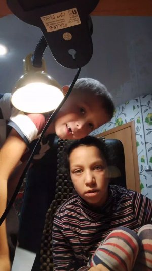 мы делаем подарок серёжиной мамы от Ани и от Серёжи