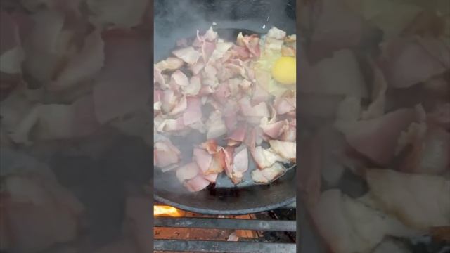 ПРАВИЛЬНАЯ ЯИЧНИЦА С БЕКОНОМ НА ОГНЕ