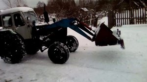 уборка снега около дома на тракторе юмз с куном