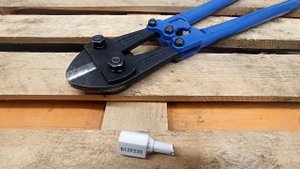 Перекусывание болтовой пломбы болторезом