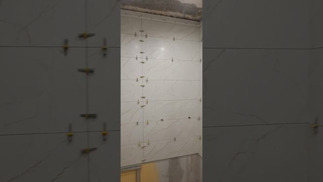 Продолжаем укладку настенной плитки в ванной комнате и санузле.