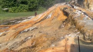 Горячий источник в Бабушере. Все запущено, позабыто, позаброшено.