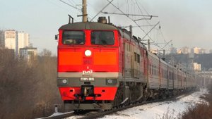 2ТЭ10УТ-0025 со скорым поездом Нижневартовск — Пенза