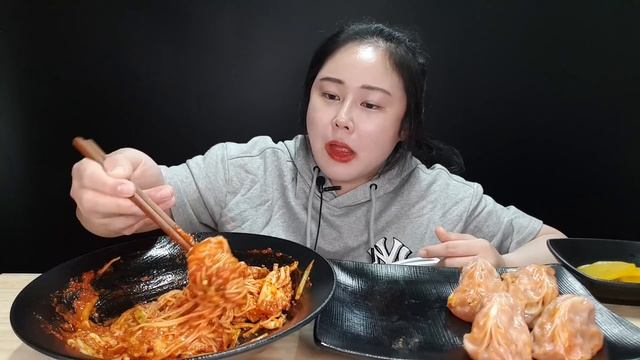 요리먹방:) 직접 만든 실비김치 비빔국수랑 엄청 매운 미친만두 먹방 spicy noodles crazy spicy dumpling mukbang
