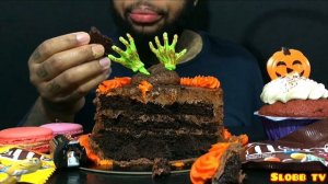 ASMR HALLOWEEN CHOCOLATE CAKE, MACARONS & CUPCAKES MUKBANG