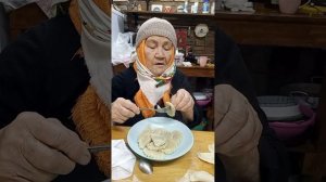 мамка кушает вареники