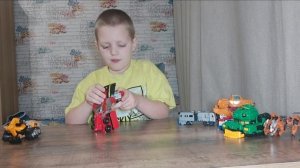 Игрушки мини-роботы на связи! Лёня-роботехник показывает любимые трансформеры