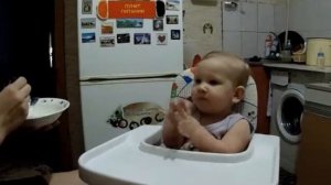 Малыш кушает