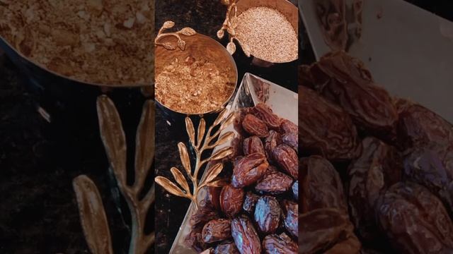 التمر بالمكسرات مغطى بالشوكولا .