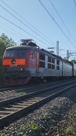 ЧС200-006 на скорости с двухэтажным