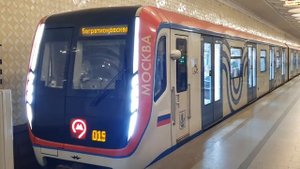 вагон типа 81-765-766-767 поезд Москва на станции киевская поезд следует до станции Багратионовская.