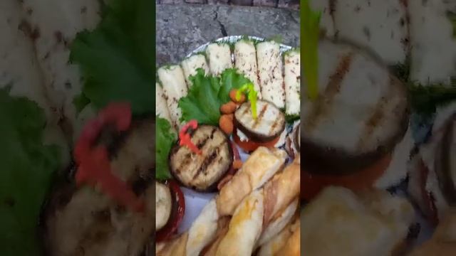 закусочная тарелочка. слоёные трубочки с беконом  . закуска из баклажанов. сырные рулетики