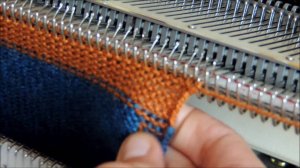 Как вязать на однофонтурной машине. Как прятать нитку при вязании.