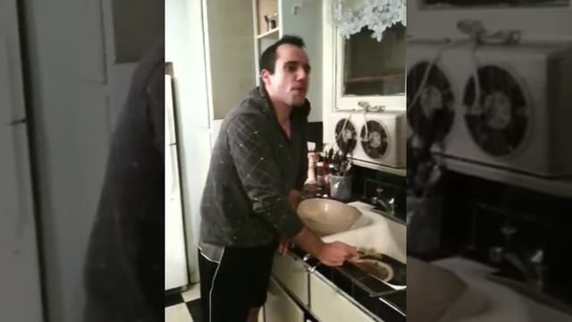 Max eating cinnamon смотреть онлайн