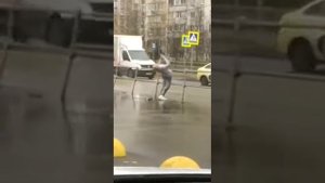 Таксист приехал на заказ