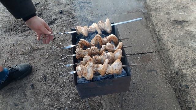 Перший, весняний шашлик #крылышки #шашлыкрецепт #шашлыкизкурицы #шашлыкизсвинины #крылышкинамангале