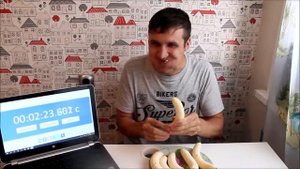 Смешно покоряю рекорд!!! челлендж !! поедание бананов !10 БАНАНОВ ЗА 5 МИНУТ!