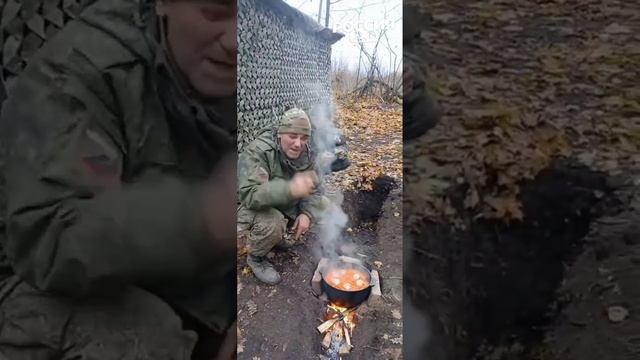 Защитники готовят настоящий узбекский плов