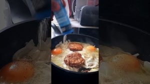 Яичница глазунья с помидорами, котлетой и оливковым маслом. Завтрак истинных джентльменов.