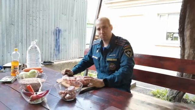 Сотрудник МЧС Александр Добродеев готовит плов смотреть онлайн