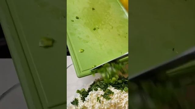 Быстрый рецепт лепёшек на закваске с сыром и зеленью