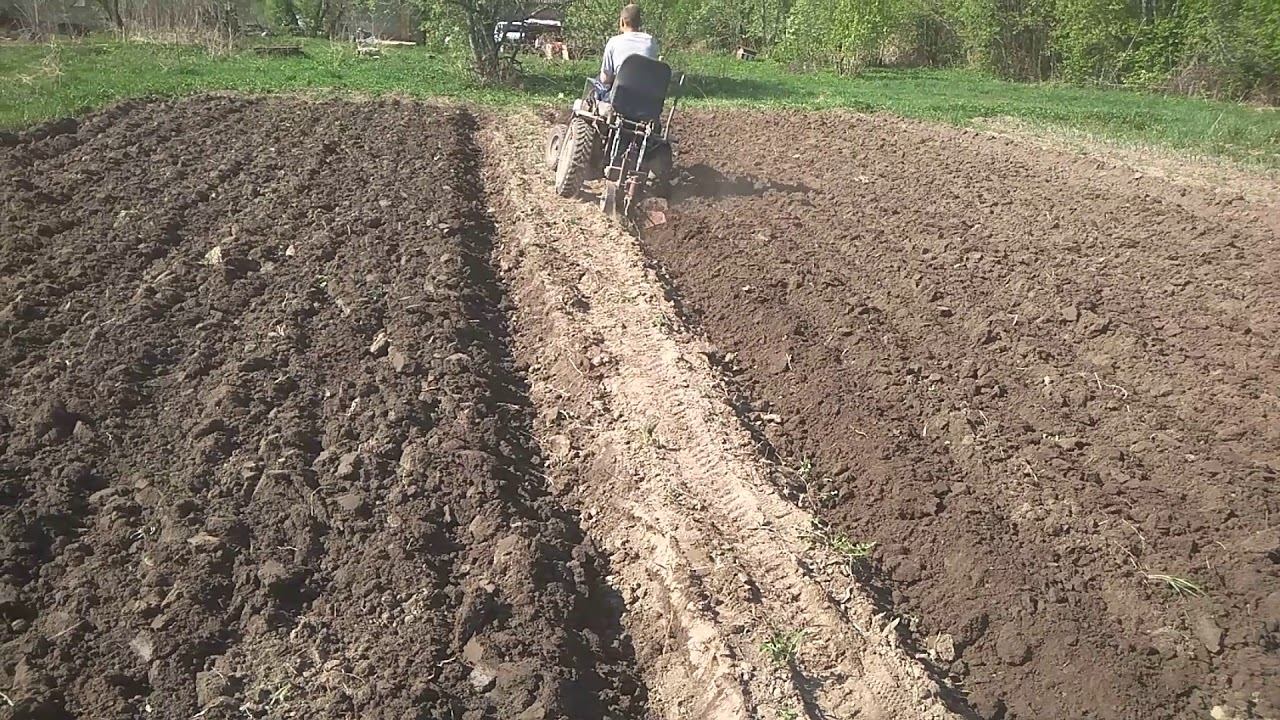 Минитрактор. Плуг в деле. смотреть онлайн