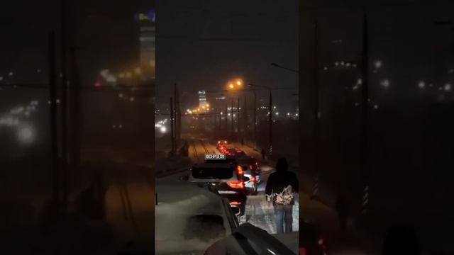 На фоне снегопада это мигание еще красивее.Улица Шевченко #ульяновская_область