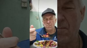 Приготовил салат из свёклы, кукурузы, орехов, лука, чеснока и зелени, ем с аппетитом.