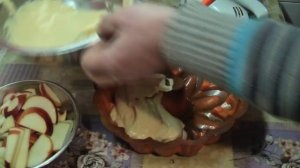 Простая шарлотка с яблоками и малиной!