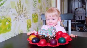 Детское видео, как правильно красить пасхальные яйца!