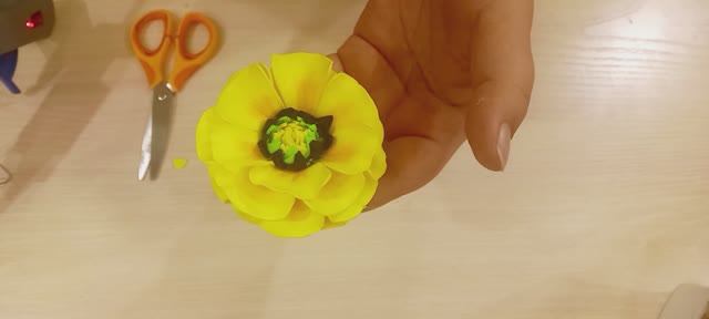 Очень красивая резинка для волос с цветком из фоамирана своими руками