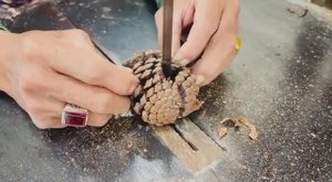 Красивая ваза из еловых шишек своими руками 🏡