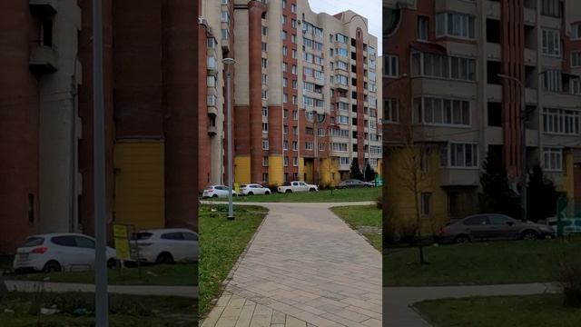 На велосипеде по городу в серый день