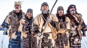 Йесо. Собаки охотятся на китов, а прелюбодеев жестоко казнят.