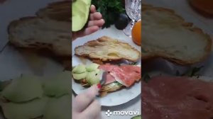 Круассан с сёмгой и авокадо