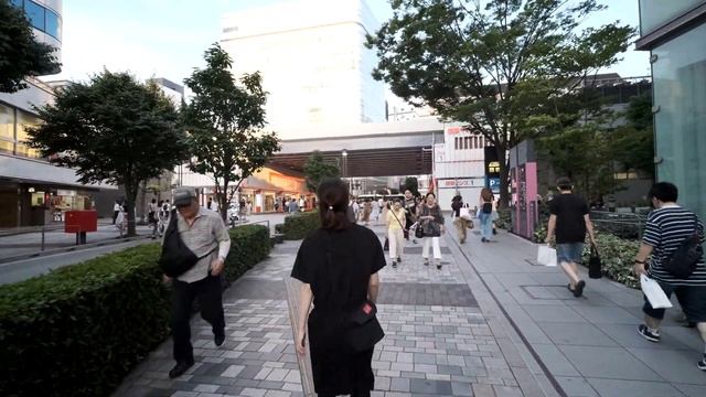 Slow TV - Walking in Tokyo - Yurakucho and Ginza During Sunset - 4K 60fps смотреть онлайн