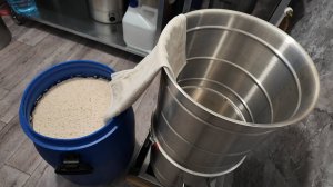 Самогон из риса и гфс на дрожжах кодзи. 10.8кг Риса+5л.ГФС=18л. 42% спирта сырца. 7560 АС