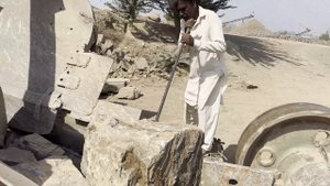 Строительство, дробление щебёнки