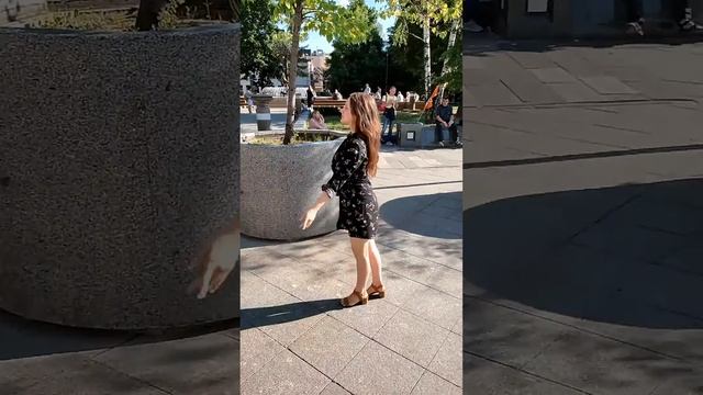 Девушка круто танцует в Центре Москвы!