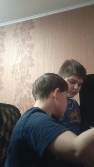 играю в первый раз на компьютере в geometry dash