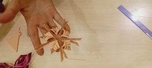 Миниатюрная новогодняя снежинка из глиттерного фоамирана своими руками