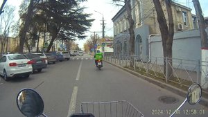 курьер на мопеде