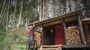 BRUCKE. Building a cabin with improvisations 26 bamboo gutter (1)