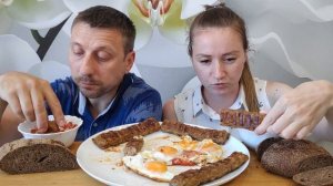МУКБАНГ ЯИЧНИЦА И ЧЕВАПЧИЧИ НА ЗАВТРАК | MUKBANG SCRAMBLED EGGS AND CHEVAPCHICHI FOR BREAKFAST