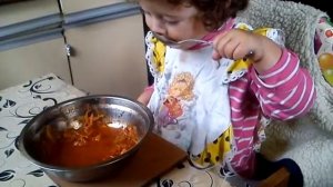 Смешная малышка / Жека кушает борщ