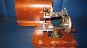 ДЕТСКАЯ ШВЕЙНАЯ МАШИНКА ПМЗ 30-40 годы выпуска.