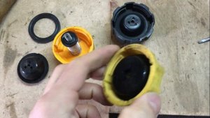 Крышка расширительного бачка обслуживание Ford Fusion и другие машины